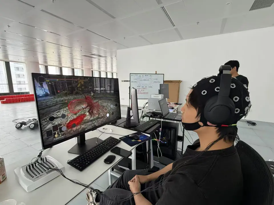 意念“操控”《黑神话：悟空》 让机器狗走迷宫 脑机接口应用提速