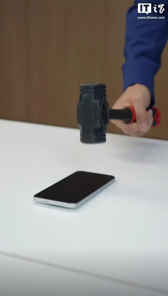 卢伟冰暴力实测REDMI Note 15 Pro+：锤子砸完手机完好无损