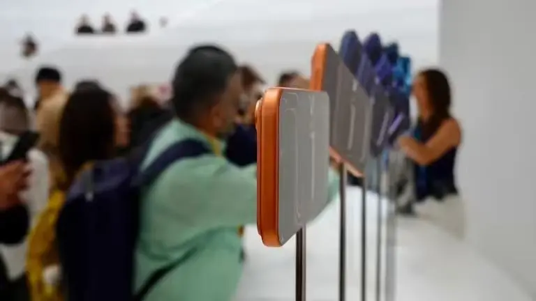 548985CDA5C2014689E7A535E2A5F68D67BD98BB_size23_w768_h432 毫米波信号难穿透:苹果iPhone 17 Pro美版顶部新增玻璃开孔,用于5G mmWave天线